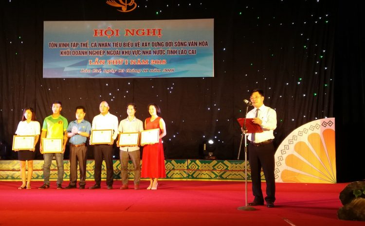  Công ty CP Nam Tiến Lào Cai và đại diện nhân viên nhận bằng khen tôn vinh tập thể cá nhân tiêu biểu về xây dựng đời sống văn hóa