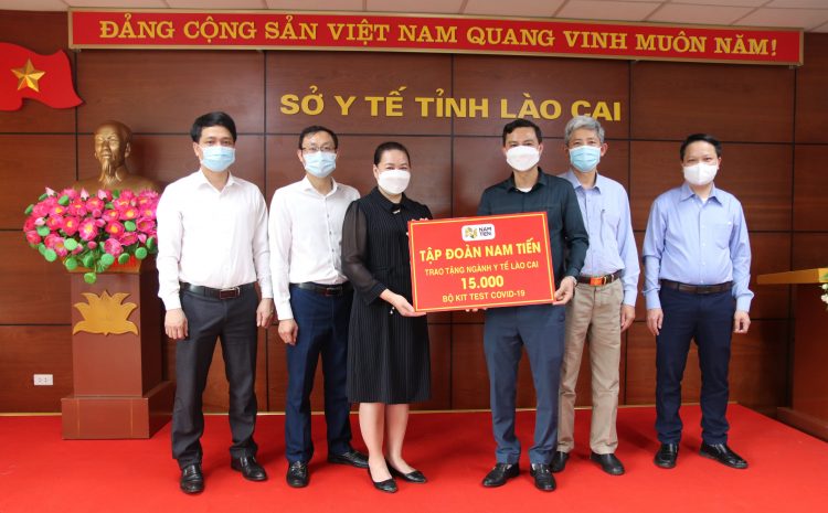  Tập đoàn Nam Tiến tặng ngành Y tế Lào Cai 15.000 bộ kit test nhanh kháng nguyên Covid-19